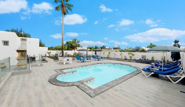 Casa El Paraiso 5 bedrooms, 4 baths sleeps 10 people free A/C heated pool.