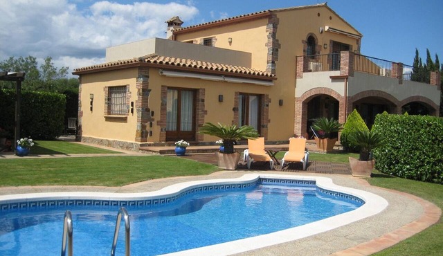 Casa Familiar - Zona Residencial En Campo De Golf