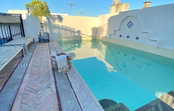 CASA PALACIO SXVIII CON PISCINA en centro histórico de SEVILLA