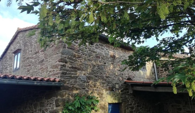 Casa rural de piedra en una aldea tranquila de Zas