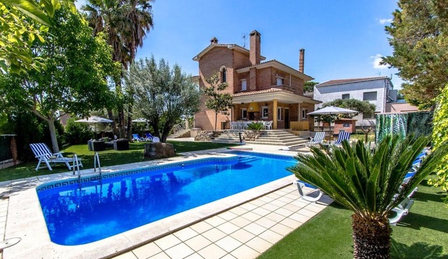 Catalunya Casas Pool, garden and games room near Barcelona!