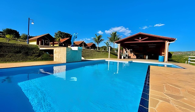 Chácara com 4 Chalés, grande piscina e muito verde in Atibaia