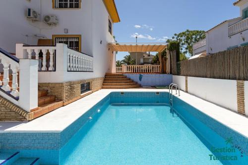 Chalet con piscina privada y playa a 7 min andando