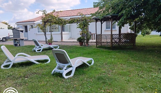 Charming Renovated 70s House with Large Private Garden, WiFi, and Terrace Near Les Sables-d'Olonne in Les Sables-d'Olonne