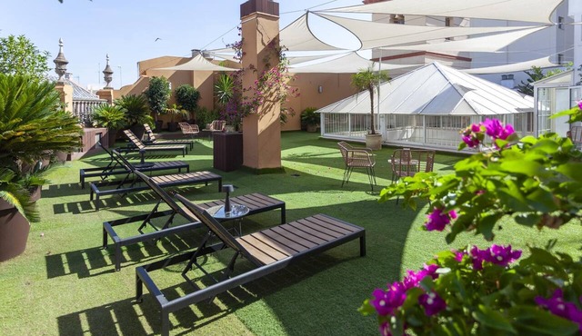 CM17 Excellent location in the heart of Seville. Large terrace