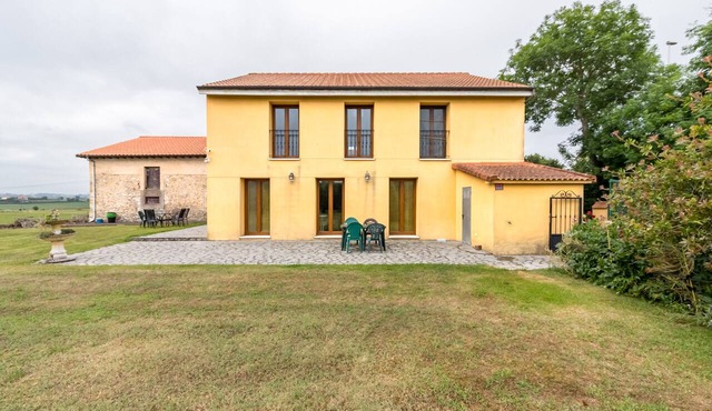Country House 'La Venta Vieja De Langre' with Mountain Views, Private Garden & Wi-Fi