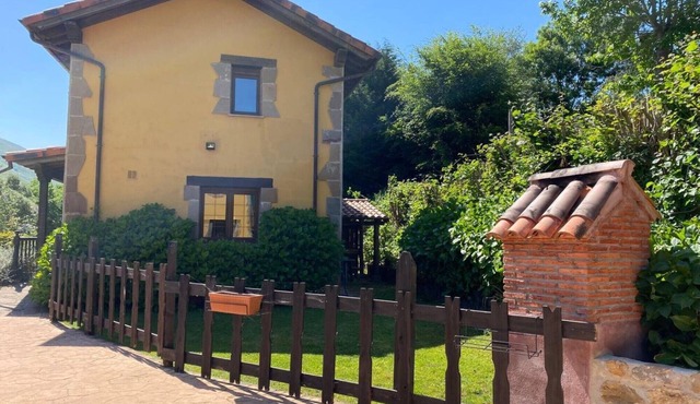 Country House 'Los Avellanos 2' with Mountain Views, Private Terrace and Garden