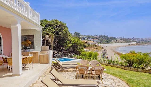 Cubo's Beachfront Villa Khayyam/private beach access/private pool/air conditioning/free Wi-Fi in Mijas Costa