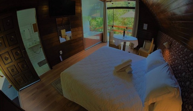 DeLuxe Hydro Deck Chalet