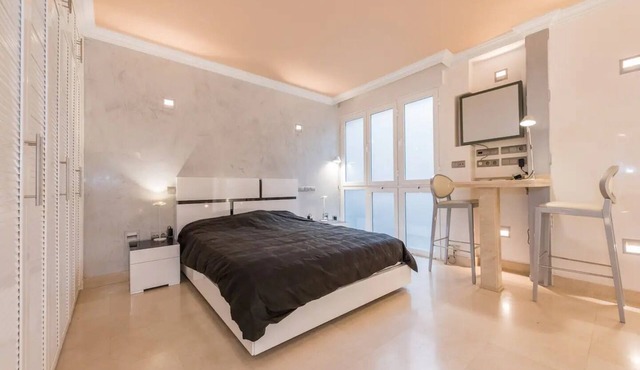 Descubre la esencia del lujo y la comodidad en este espectacular apartamento.