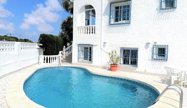 Detached 4-bed Villa (Sleeps 10) & Private Pool for Large or two Families