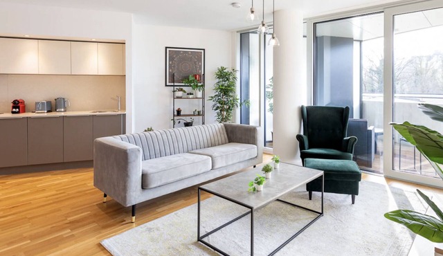 Eiffel Elegance: Chic 3BR Luxury Haven with Haussmannian Views in Heart of Paris in Paris