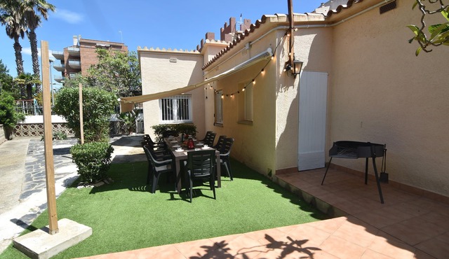 Enjoy your Vacation in this Spacious and Comfortable House in Roses, Costa Brava! Ideal for Large Groups and Families.