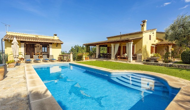 Finca with 4 bedrooms, 3 bathrooms, barbecue and pool