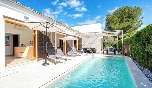 FOOTPRINTS VILLA. PINEWALK AREA. HEATED POOL. WIFI. 100m/2 MIN WALK TO THE SEA