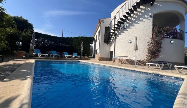 Fully Air Conditioned 4 double Bedroom Family Villa with Swimming Pool/Gardens