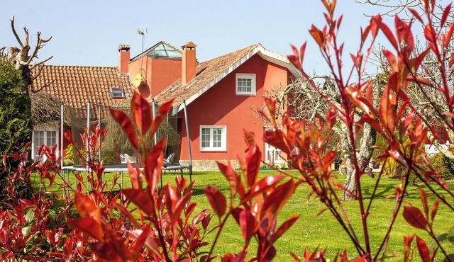Galicia: Comfortable villa with large garden and pool near Santiago.