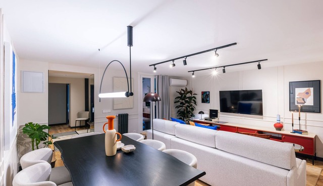 Grand 200m² Luxury Residence, 4 En-Suites, Patio, Gran Vía area Quiet, A/C