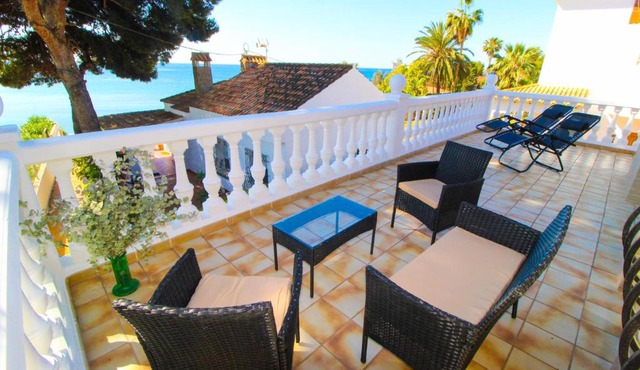 Great villa, Sea views, 20 secs walk to the beach, BBQ, 9 people, 5 mins car from Alicante city center, sailing club 3 mins walk