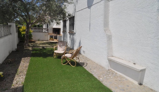 Ground floor house with garden and community pool