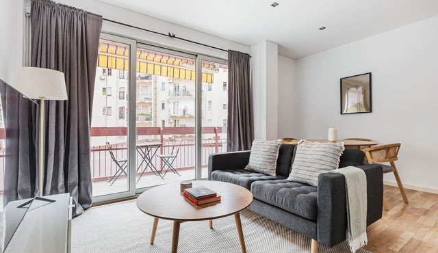 Hip Antiga Esq de l'Eixample 3BR w/Doorman, W/D & A/C, by Blueground