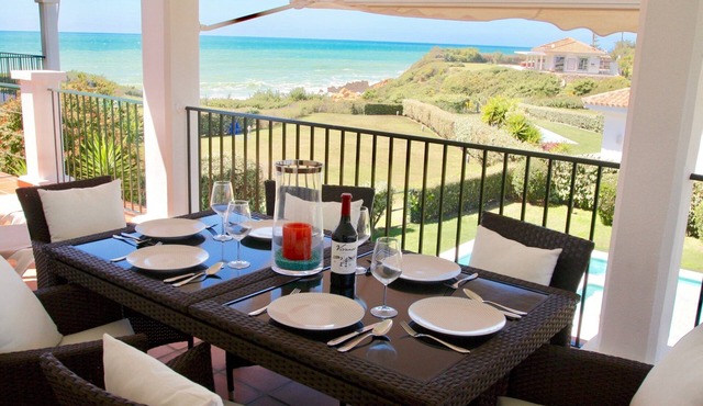 Holiday house with sea view and pool, priv. Beach access, modern & completely renovated