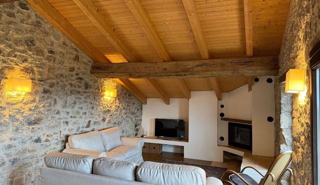 Holiday Home 'El Taga' with Mountain Views, Shared Garden & Wi-Fi