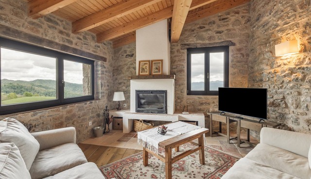 Holiday Home 'La Calma' with Mountain Views, Shared Garden and Wi-Fi