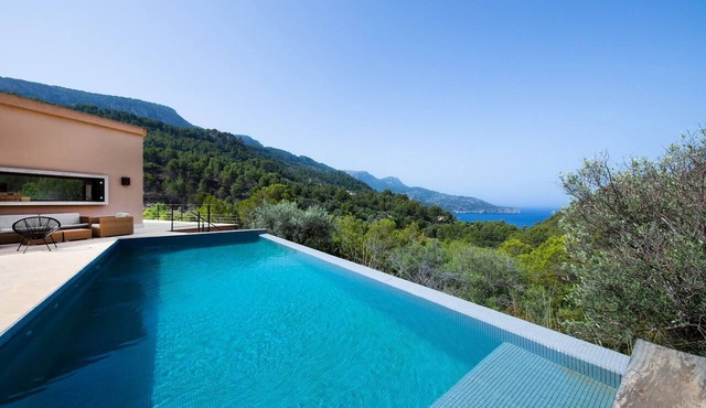 Holiday Home 'Dream Property In Alconasser' with Sea View, Pool, Terrace & Wi-Fi