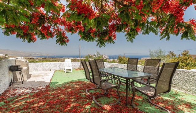 Holiday Home “La Villa” with Sea View, Wi-Fi and Air Conditioning