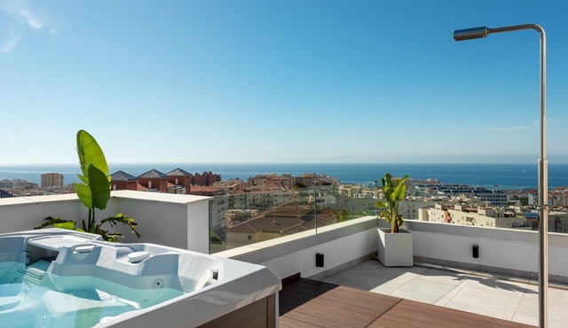 Holiday Home 'Penthouse Apt with Ocean View' with Wi-Fi and Air Conditioning