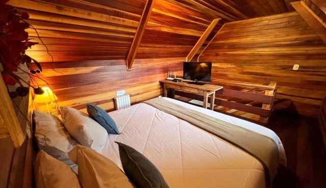 Home & Hosting - Double Room with Balcony (3 Adults)