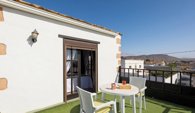 Home2Book La Molina A, Cozy Terrace Retreat in Triquivijate