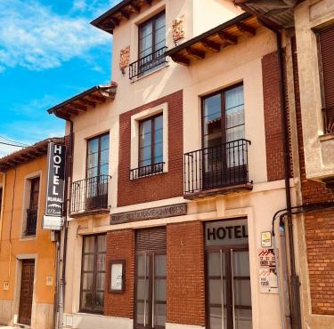 Hotel Rural El Puente in Mansilla de las Mulas