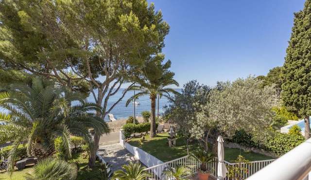 House on the beachfront with 4 bedrooms, 2 bathrooms and barbecue
