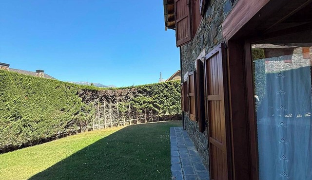 House with a garden in Queixans