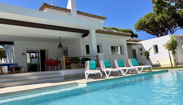 La Marea Azul, less than 100m to the beach. Recently refurbished