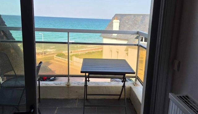 LARGE BEACHFRONT DUPLEX FOR 6 PEOPLE, 3 BEDROOMS, 2 BATHROOMS, PARKING in Luc-sur-Mer