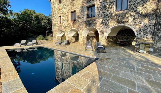 Large Country Home for 8 near Olot – Perfect for Families & Group Getaways