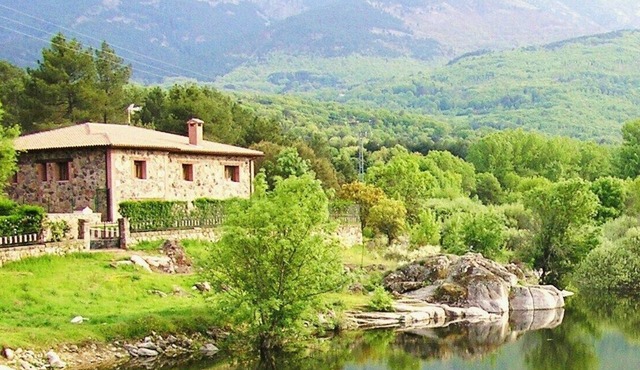 Large country houses near Madrid, for groups of 20 to 27 people, swimming pool