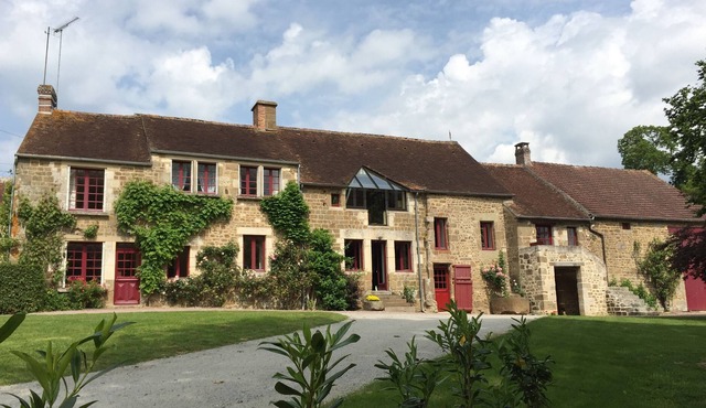 LE HAMEAU DU MARAIS, old 18th century farmhouse in the heart of the Orne in Joué-Du-Plain