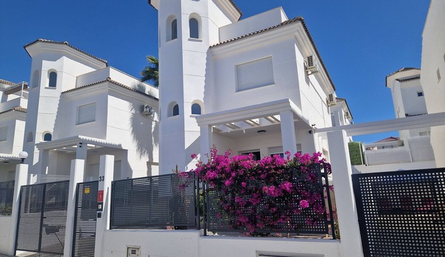 Lovely detached house with shared pool in a quiet urbanization.