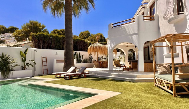 Luxury, cozy beach villa, within walking distance the sandy beach and with private pool