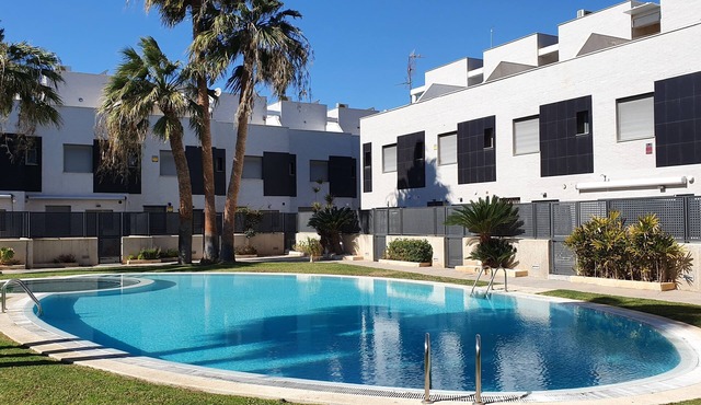LUXURY HOLIDAY HOME WITH POOL 5 MINS WALK TO BEACH. WIFI,AIR CON, FULL KITCHEN