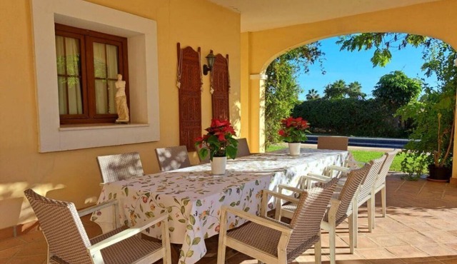 Luxury villa with heated pool for 10 guests, between Puerto Banus and Estepona