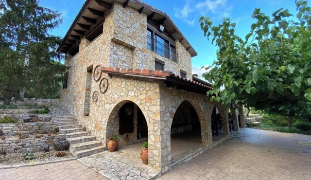 Masía de piedra con piscina