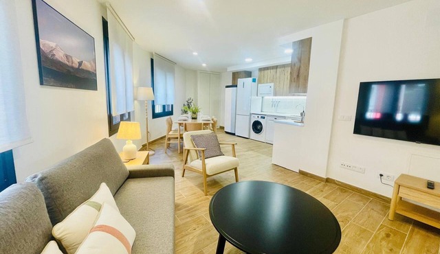 Modern 2-Bedroom Apartment, Air-Conditioned in Jaca Centre