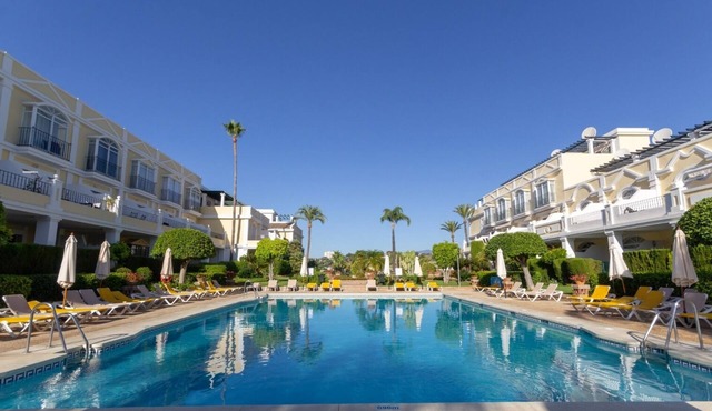 Modern 3 bed townhouse with roof terrace, sleeps 6, in Aloha nr Puerto Banus!