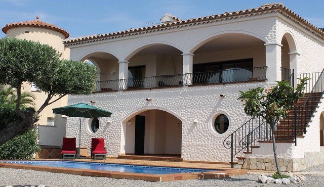 Modern House with Private Pool, 6 Guests, Roses