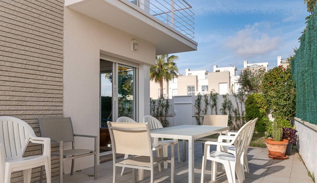 Modern townhouse in Creixell for 10 with WIFI and parking
